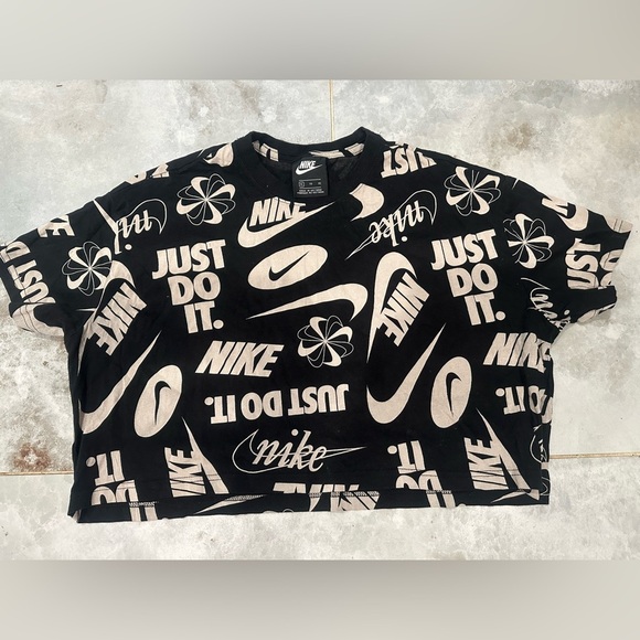 Nike Black Graphic Crop Tee - Picture 6 of 9